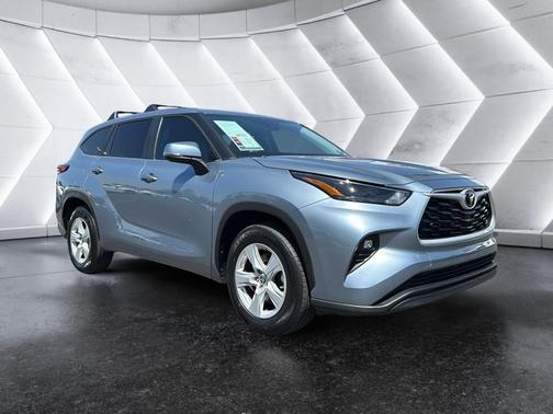 Moon Dust 2023 Toyota Highlander LE