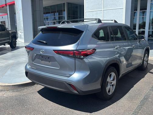 Moon Dust 2023 Toyota Highlander LE