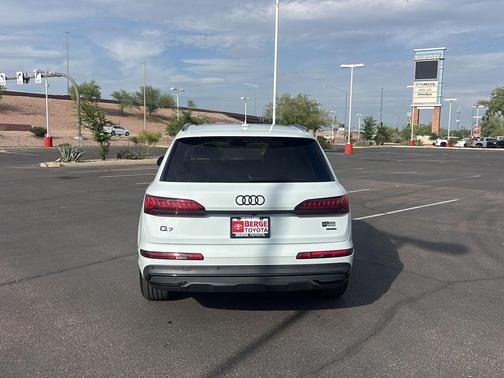 Glacier White Metallic 2023 Audi Q7 45 Premium Plus