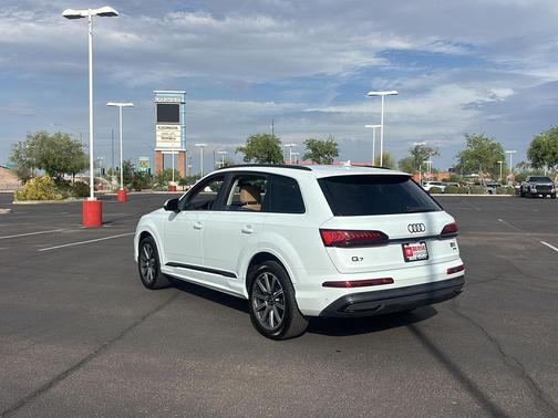 Glacier White Metallic 2023 Audi Q7 45 Premium Plus