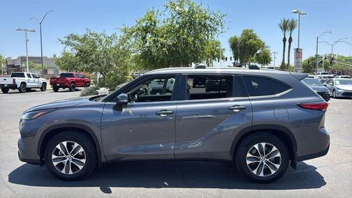 Magnetic Gray Metallic 2022 Toyota Highlander XLE