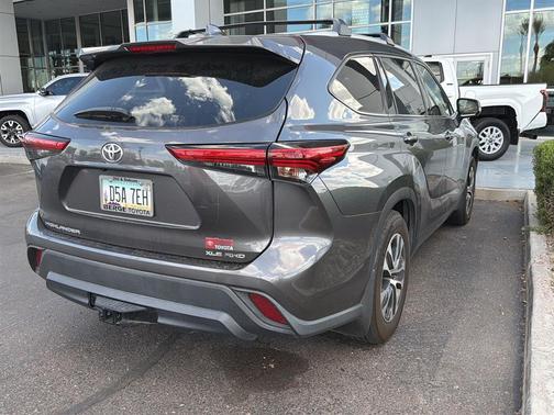 Magnetic Gray Metallic 2022 Toyota Highlander XLE