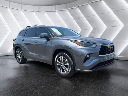 Magnetic Gray Metallic 2022 Toyota Highlander XLE
