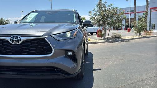 Magnetic Gray Metallic 2022 Toyota Highlander XLE
