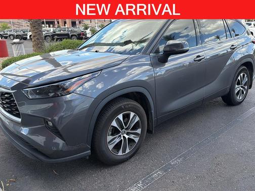 Magnetic Gray Metallic 2022 Toyota Highlander XLE
