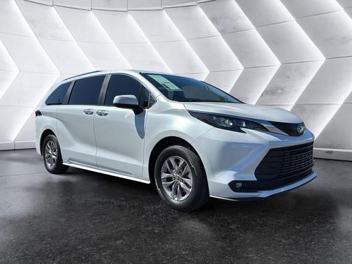 2025 Toyota Sienna XLE