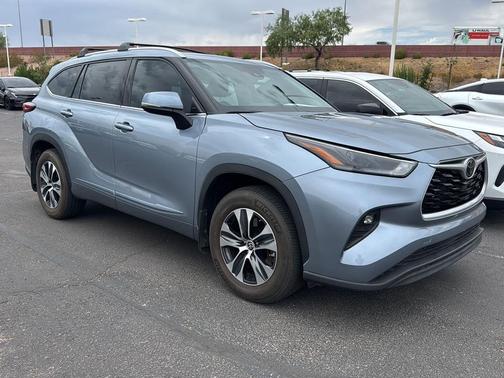 Moon Dust 2022 Toyota Highlander XLE