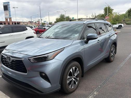 Moon Dust 2022 Toyota Highlander XLE