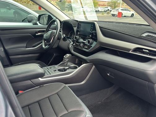 Moon Dust 2022 Toyota Highlander XLE