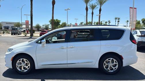 Bright White Clearcoat 2021 Chrysler Pacifica Limited