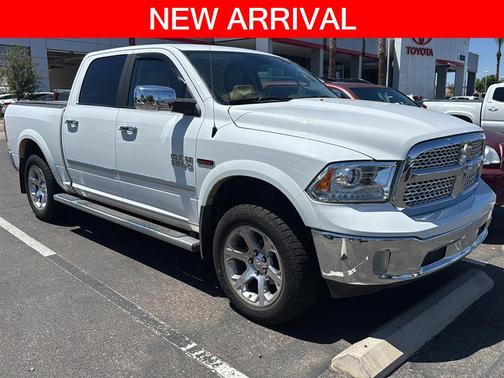 Bright White Clearcoat 2018 RAM 1500 Laramie