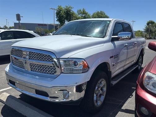 Bright White Clearcoat 2018 RAM 1500 Laramie