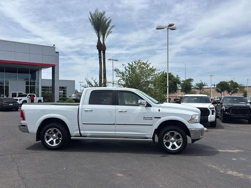 Bright White Clearcoat 2018 RAM 1500 Laramie
