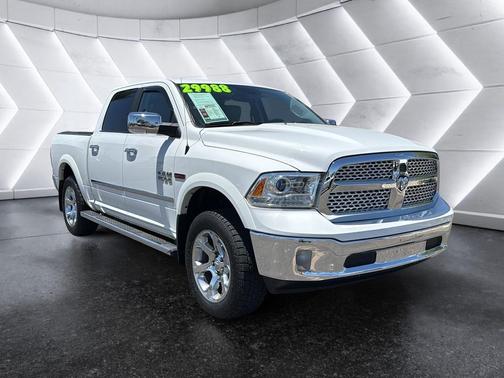Bright White Clearcoat 2018 RAM 1500 Laramie