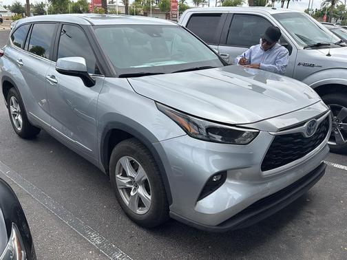 Celestial Silver Metallic 2023 Toyota Highlander Hybrid LE