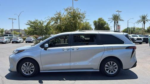 2022 Toyota Sienna XLE 8 Passenger