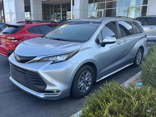2022 Toyota Sienna XLE 8 Passenger