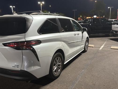 Windchill Pearl 2022 Toyota Sienna XLE