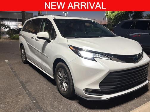 Windchill Pearl 2022 Toyota Sienna XLE