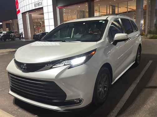 Windchill Pearl 2022 Toyota Sienna XLE