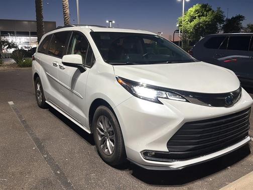 Windchill Pearl 2022 Toyota Sienna XLE