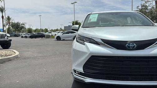 Windchill Pearl 2022 Toyota Sienna XLE