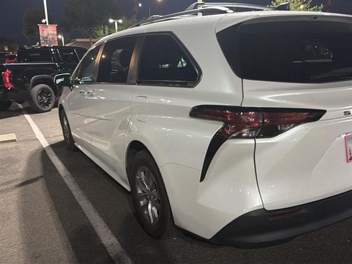 Windchill Pearl 2022 Toyota Sienna XLE