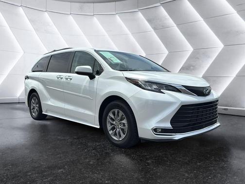 Windchill Pearl 2022 Toyota Sienna XLE