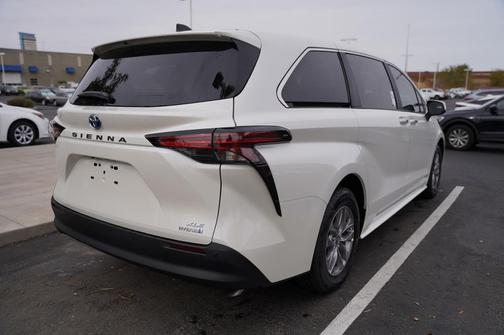 Wind Chill Pearl 2026 Toyota Sienna XLE