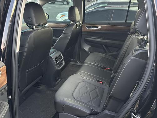 Deep Black Pearl 2024 Volkswagen Atlas 2.0T SE w/Technology 4MOTION