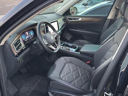 Deep Black Pearl 2024 Volkswagen Atlas 2.0T SE w/Technology 4MOTION