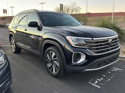 Deep Black Pearl 2024 Volkswagen Atlas 2.0T SE w/Technology 4MOTION