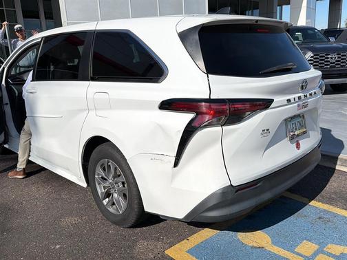 2021 Toyota Sienna LE