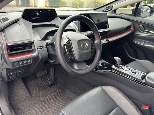 2025 Toyota Prius Plug-In Hybrid SE