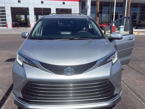 Celestial Silver Metallic 2022 Toyota Sienna Limited