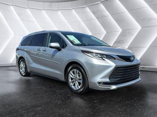 Celestial Silver Metallic 2022 Toyota Sienna Limited