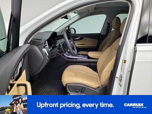 White 2024 Audi Q7 Premium
