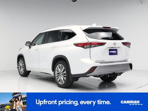 White 2023 Toyota Highlander Platinum