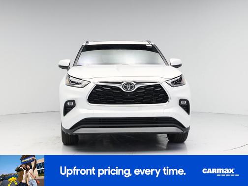 White 2023 Toyota Highlander Platinum