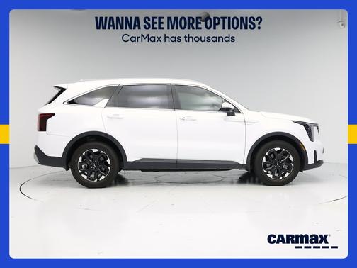 White 2025 Kia Sorento S
