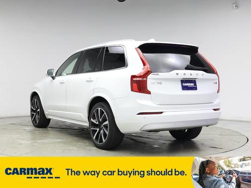 2022 Volvo XC90 T6 Momentum
