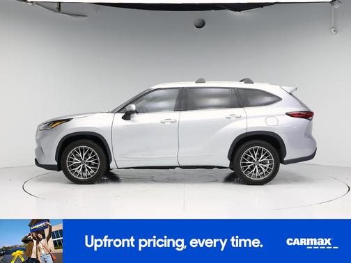 Silver 2023 Toyota Highlander Hybrid Limited