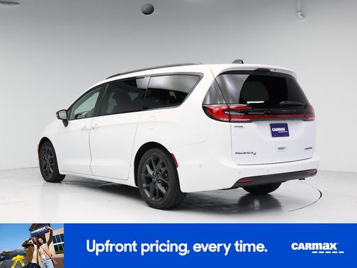 White 2024 Chrysler Pacifica Limited