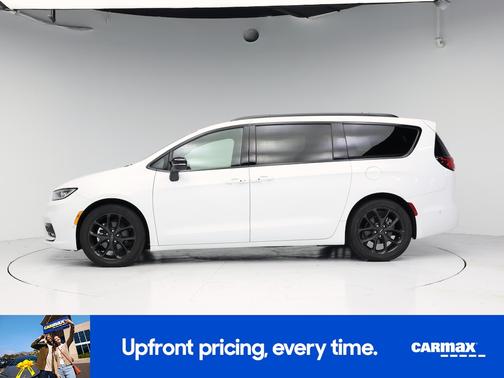 White 2024 Chrysler Pacifica Limited