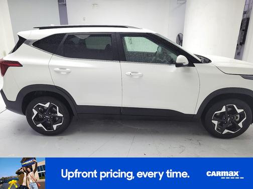 White 2024 Kia Seltos EX