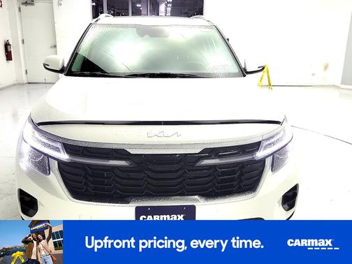 White 2024 Kia Seltos EX