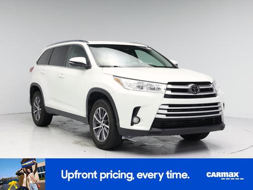 White 2019 Toyota Highlander XLE