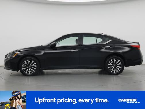 Black 2023 Nissan Altima SV