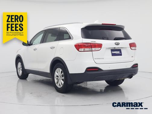 White 2017 Kia Sorento LX
