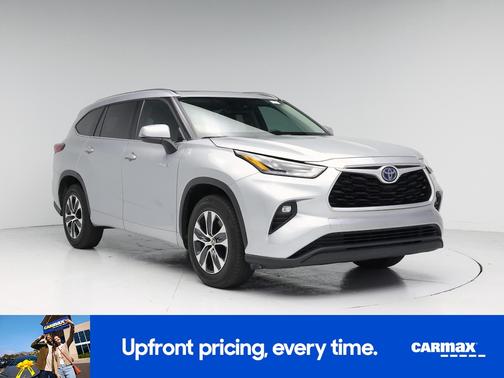 Silver 2021 Toyota Highlander Hybrid XLE